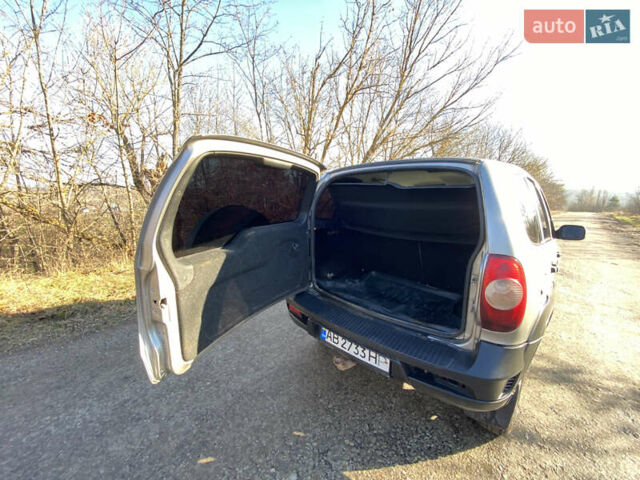 Сірий Шевроле Нива, об'ємом двигуна 1.69 л та пробігом 239 тис. км за 3999 $, фото 21 на Automoto.ua
