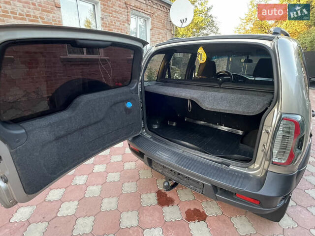 Серый Шевроле Нива, объемом двигателя 1.69 л и пробегом 125 тыс. км за 7500 $, фото 11 на Automoto.ua