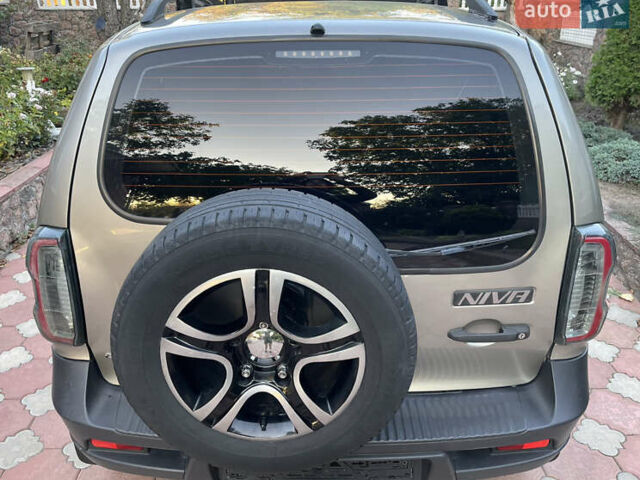 Серый Шевроле Нива, объемом двигателя 1.69 л и пробегом 125 тыс. км за 7500 $, фото 14 на Automoto.ua