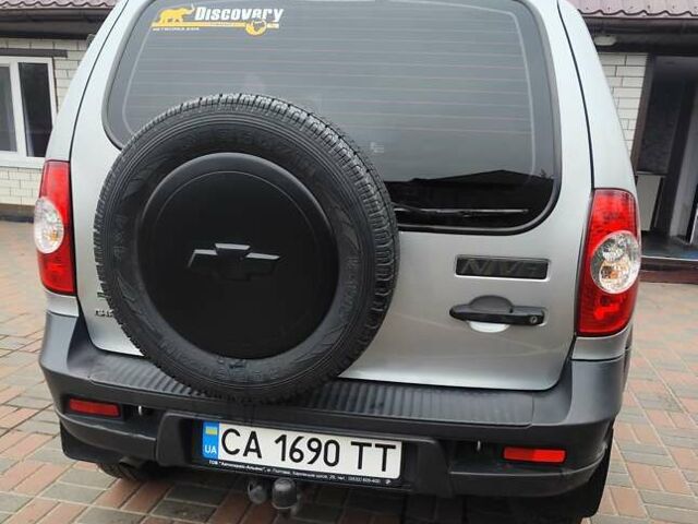 Серый Шевроле Нива, объемом двигателя 1.69 л и пробегом 180 тыс. км за 5900 $, фото 5 на Automoto.ua