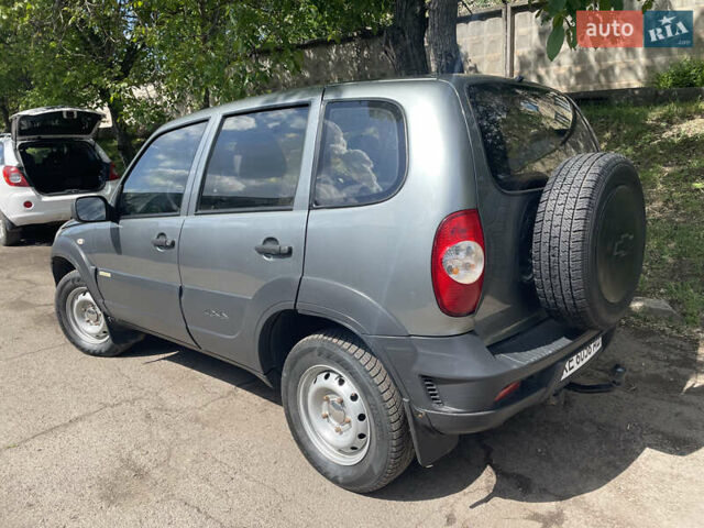Серый Шевроле Нива, объемом двигателя 1.7 л и пробегом 238 тыс. км за 5500 $, фото 2 на Automoto.ua