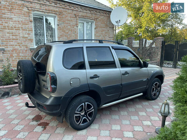 Серый Шевроле Нива, объемом двигателя 1.69 л и пробегом 125 тыс. км за 8500 $, фото 8 на Automoto.ua