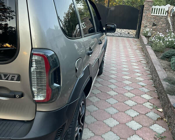 Серый Шевроле Нива, объемом двигателя 1.69 л и пробегом 125 тыс. км за 7500 $, фото 5 на Automoto.ua