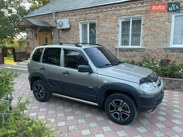 Серый Шевроле Нива, объемом двигателя 1.69 л и пробегом 125 тыс. км за 8500 $, фото 7 на Automoto.ua