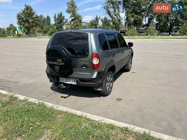 Серый Шевроле Нива, объемом двигателя 1.69 л и пробегом 118 тыс. км за 5700 $, фото 3 на Automoto.ua
