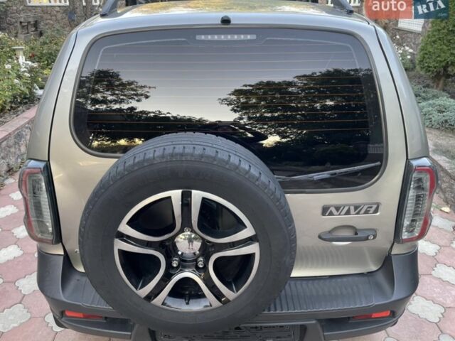 Сірий Шевроле Нива, об'ємом двигуна 1.7 л та пробігом 125 тис. км за 8500 $, фото 5 на Automoto.ua
