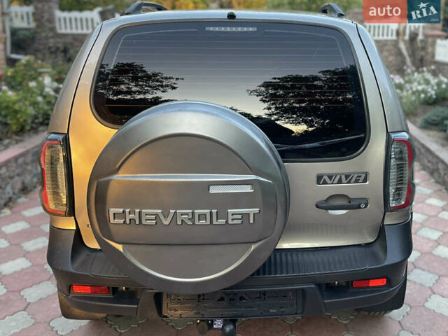 Серый Шевроле Нива, объемом двигателя 1.69 л и пробегом 125 тыс. км за 7500 $, фото 6 на Automoto.ua