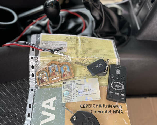 Серый Шевроле Нива, объемом двигателя 1.69 л и пробегом 125 тыс. км за 7500 $, фото 40 на Automoto.ua