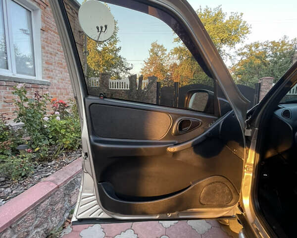 Серый Шевроле Нива, объемом двигателя 1.69 л и пробегом 125 тыс. км за 7500 $, фото 19 на Automoto.ua