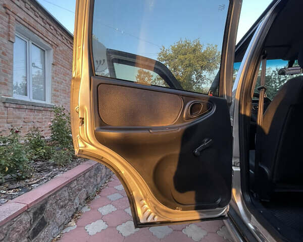 Серый Шевроле Нива, объемом двигателя 1.69 л и пробегом 125 тыс. км за 7500 $, фото 24 на Automoto.ua