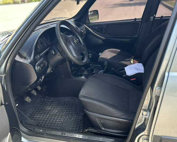 Серый Шевроле Нива, объемом двигателя 1.69 л и пробегом 118 тыс. км за 5700 $, фото 7 на Automoto.ua