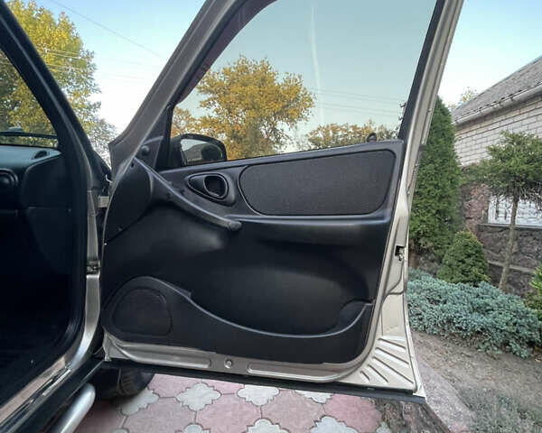 Серый Шевроле Нива, объемом двигателя 1.69 л и пробегом 125 тыс. км за 7500 $, фото 22 на Automoto.ua