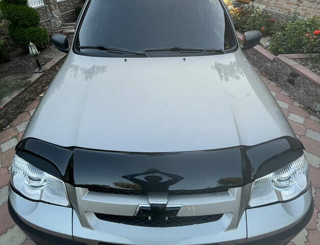 Серый Шевроле Нива, объемом двигателя 1.69 л и пробегом 125 тыс. км за 8500 $, фото 35 на Automoto.ua