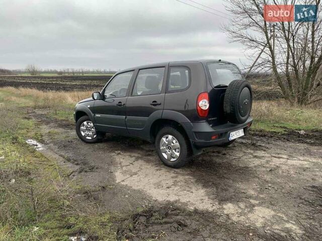 Серый Шевроле Нива, объемом двигателя 1.69 л и пробегом 188 тыс. км за 5700 $, фото 1 на Automoto.ua