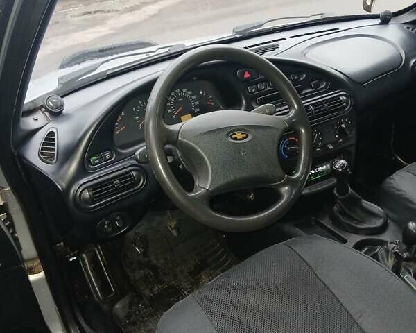 Серый Шевроле Нива, объемом двигателя 1.7 л и пробегом 210 тыс. км за 3500 $, фото 3 на Automoto.ua