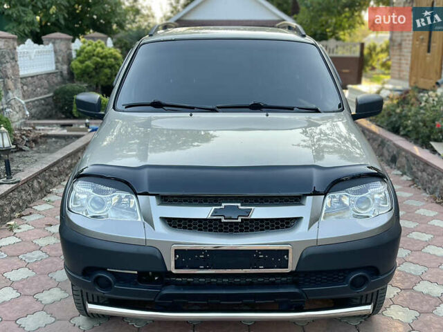 Серый Шевроле Нива, объемом двигателя 1.69 л и пробегом 125 тыс. км за 7500 $, фото 1 на Automoto.ua