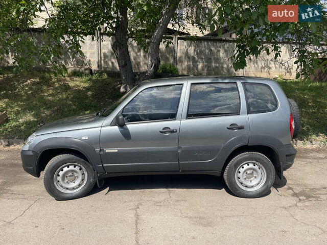 Серый Шевроле Нива, объемом двигателя 1.7 л и пробегом 238 тыс. км за 5500 $, фото 1 на Automoto.ua
