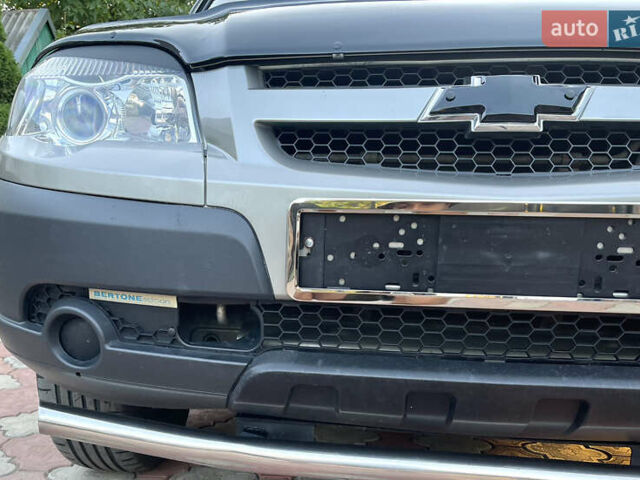 Серый Шевроле Нива, объемом двигателя 1.69 л и пробегом 125 тыс. км за 7500 $, фото 37 на Automoto.ua