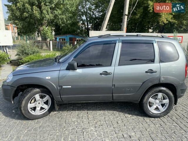 Сірий Шевроле Нива, об'ємом двигуна 1.7 л та пробігом 170 тис. км за 6000 $, фото 5 на Automoto.ua