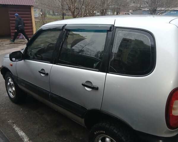 Серый Шевроле Нива, объемом двигателя 1.7 л и пробегом 210 тыс. км за 3500 $, фото 1 на Automoto.ua