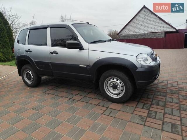 Серый Шевроле Нива, объемом двигателя 1.69 л и пробегом 180 тыс. км за 5900 $, фото 1 на Automoto.ua