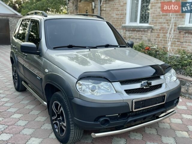 Сірий Шевроле Нива, об'ємом двигуна 1.7 л та пробігом 125 тис. км за 8500 $, фото 2 на Automoto.ua