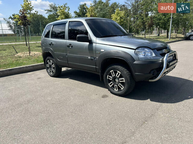 Серый Шевроле Нива, объемом двигателя 1.69 л и пробегом 118 тыс. км за 5700 $, фото 1 на Automoto.ua
