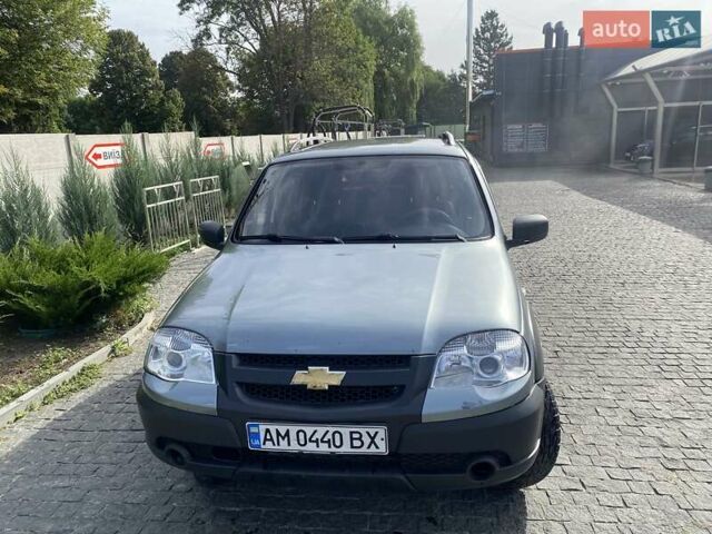 Сірий Шевроле Нива, об'ємом двигуна 1.7 л та пробігом 170 тис. км за 6000 $, фото 4 на Automoto.ua