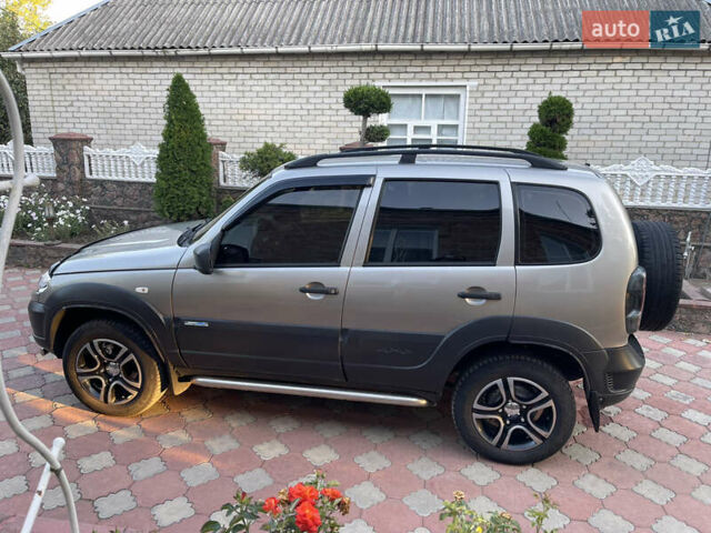 Серый Шевроле Нива, объемом двигателя 1.69 л и пробегом 125 тыс. км за 7500 $, фото 9 на Automoto.ua