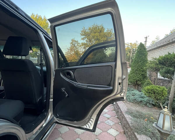 Серый Шевроле Нива, объемом двигателя 1.69 л и пробегом 125 тыс. км за 8500 $, фото 23 на Automoto.ua