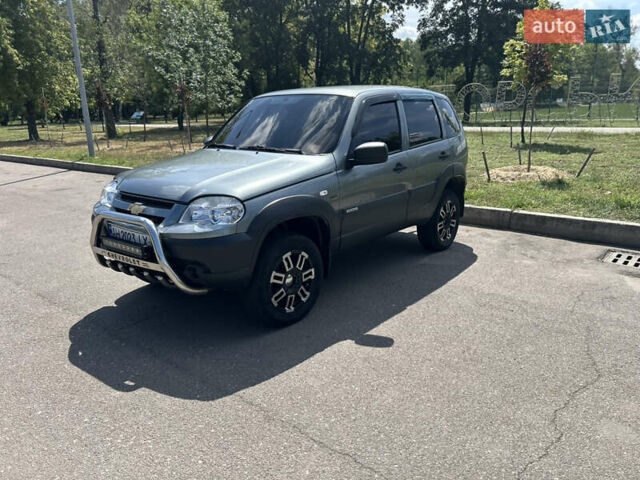 Серый Шевроле Нива, объемом двигателя 1.69 л и пробегом 118 тыс. км за 5700 $, фото 6 на Automoto.ua