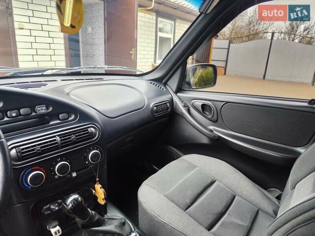 Серый Шевроле Нива, объемом двигателя 1.69 л и пробегом 180 тыс. км за 5900 $, фото 3 на Automoto.ua