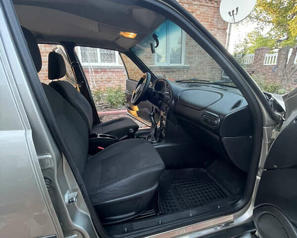 Серый Шевроле Нива, объемом двигателя 1.69 л и пробегом 125 тыс. км за 7500 $, фото 21 на Automoto.ua