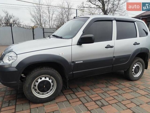 Серый Шевроле Нива, объемом двигателя 1.69 л и пробегом 180 тыс. км за 5900 $, фото 2 на Automoto.ua
