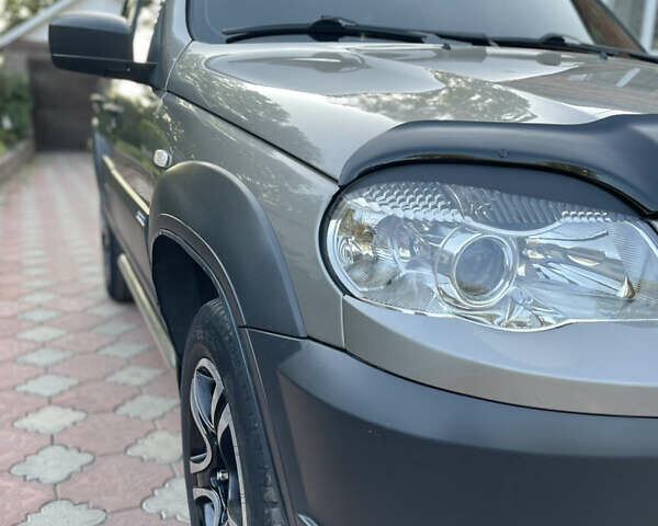 Серый Шевроле Нива, объемом двигателя 1.69 л и пробегом 125 тыс. км за 8500 $, фото 3 на Automoto.ua