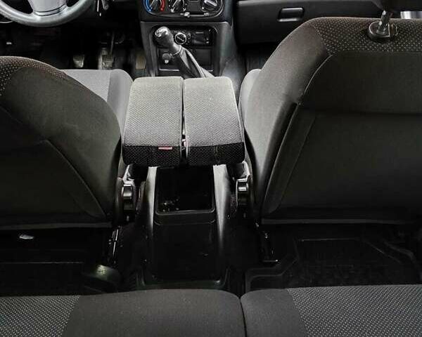 Серый Шевроле Нива, объемом двигателя 1.69 л и пробегом 140 тыс. км за 5700 $, фото 3 на Automoto.ua