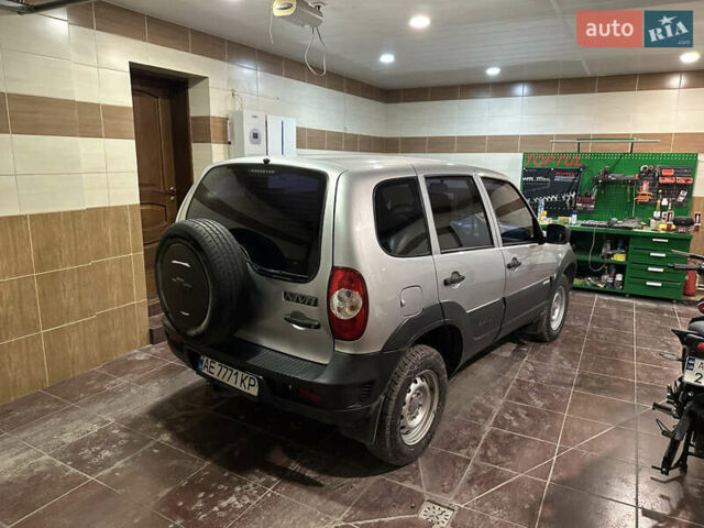 Сірий Шевроле Нива, об'ємом двигуна 1.69 л та пробігом 81 тис. км за 7000 $, фото 2 на Automoto.ua