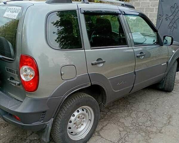 Серый Шевроле Нива, объемом двигателя 1.69 л и пробегом 140 тыс. км за 5700 $, фото 2 на Automoto.ua