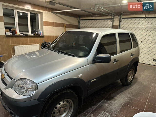 Сірий Шевроле Нива, об'ємом двигуна 1.69 л та пробігом 81 тис. км за 7000 $, фото 1 на Automoto.ua