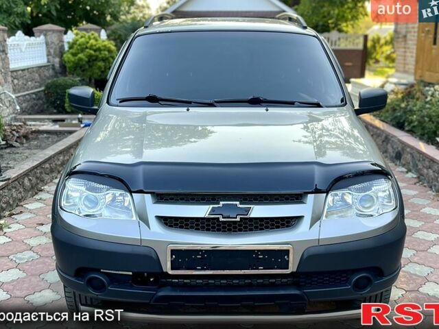 Серый Шевроле Нива, объемом двигателя 1.7 л и пробегом 125 тыс. км за 8200 $, фото 2 на Automoto.ua