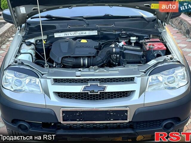Серый Шевроле Нива, объемом двигателя 1.7 л и пробегом 125 тыс. км за 8200 $, фото 5 на Automoto.ua