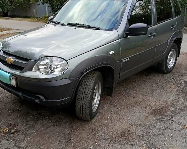 Серый Шевроле Нива, объемом двигателя 1.69 л и пробегом 140 тыс. км за 5700 $, фото 1 на Automoto.ua