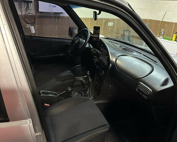 Сірий Шевроле Нива, об'ємом двигуна 1.69 л та пробігом 81 тис. км за 7000 $, фото 3 на Automoto.ua