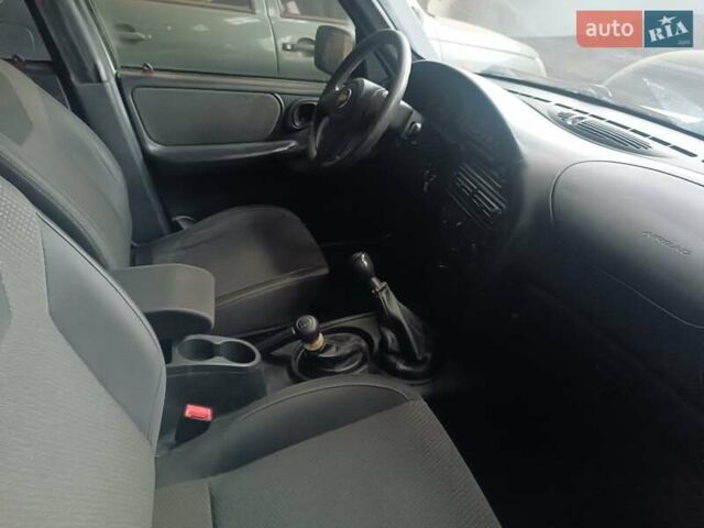 Серый Шевроле Нива, объемом двигателя 1.7 л и пробегом 110 тыс. км за 7000 $, фото 2 на Automoto.ua