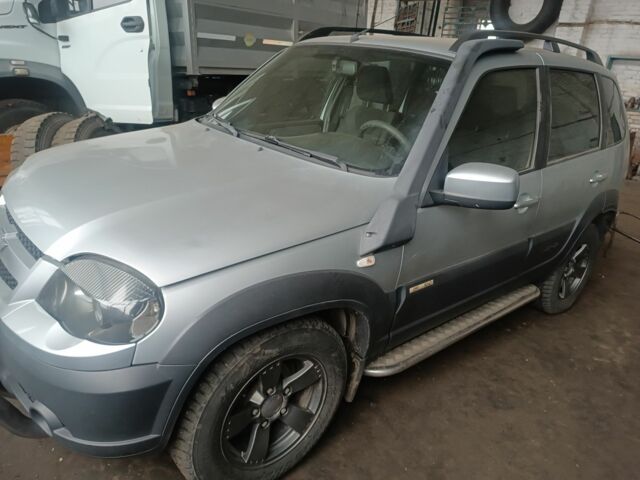 Серый Шевроле Нива, объемом двигателя 1.7 л и пробегом 110 тыс. км за 7000 $, фото 2 на Automoto.ua