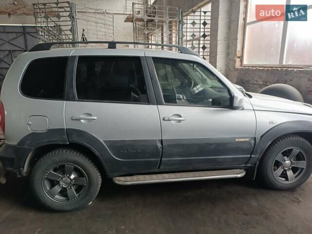 Серый Шевроле Нива, объемом двигателя 1.7 л и пробегом 110 тыс. км за 7000 $, фото 3 на Automoto.ua