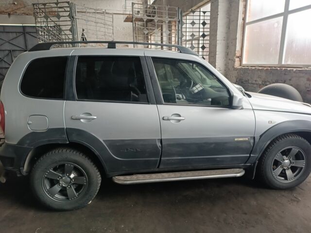 Серый Шевроле Нива, объемом двигателя 1.7 л и пробегом 110 тыс. км за 7000 $, фото 5 на Automoto.ua