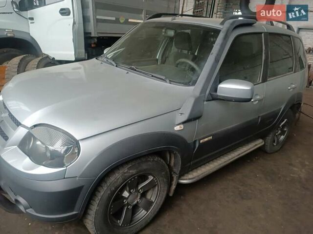 Серый Шевроле Нива, объемом двигателя 1.7 л и пробегом 110 тыс. км за 7000 $, фото 1 на Automoto.ua