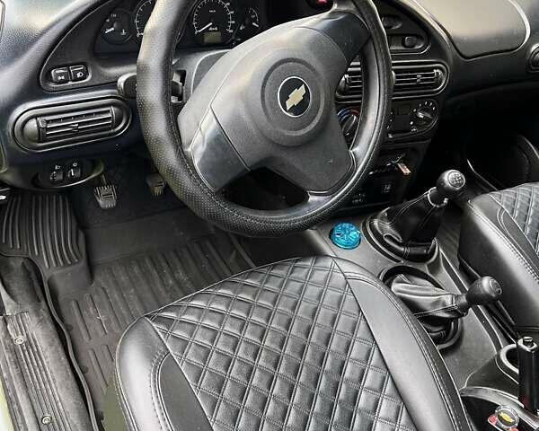Сірий Шевроле Нива, об'ємом двигуна 1.69 л та пробігом 167 тис. км за 6900 $, фото 15 на Automoto.ua