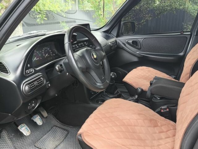 Серый Шевроле Нива, объемом двигателя 1.7 л и пробегом 86 тыс. км за 7800 $, фото 9 на Automoto.ua